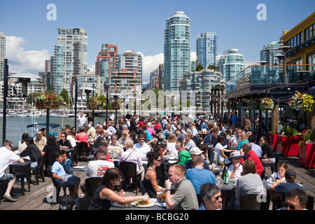 Kunden im Restaurant auf Granville Island, Vancouver, BC, Kanada Stockfoto