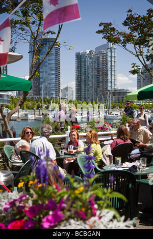 Kunden im Restaurant auf Granville Island, Vancouver, BC, Kanada Stockfoto