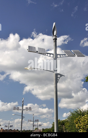 Solarenergie kombiniert Wind- und Solar-Panels, Old Woking, Surrey, England, Vereinigtes Königreich Stockfoto