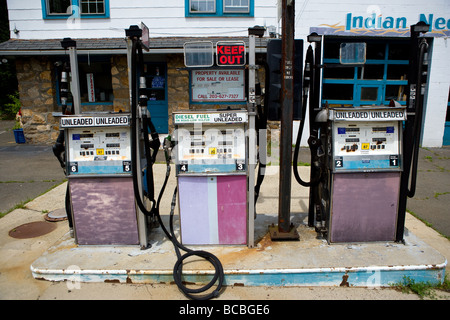 Eine alte Tankstelle, die aus dem Geschäft ist Stockfoto