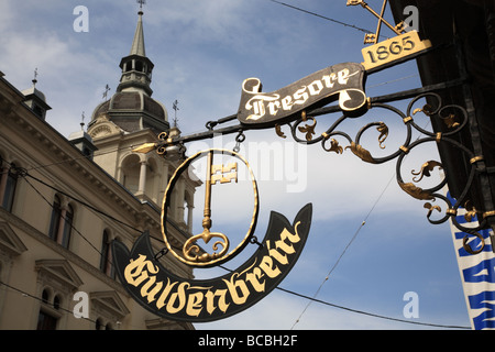 Alten Ladenschild gemacht des Wrought Eisens, hängen vor-Shop in der Altstadt von Graz, Österreich Stockfoto