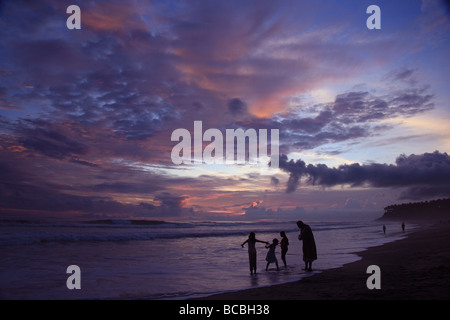 Einen wunderschönen Sonnenuntergang am Strand von Varkala, Thiruvananthapuram, Kerala, Indien. Stockfoto