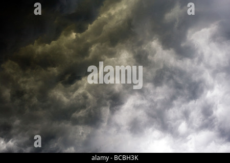 Dramatische launisch dunkle Gewitterwolken Stockfoto