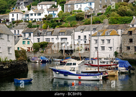 Boote im Hafen von Polperro in Cornwall, Großbritannien Stockfoto