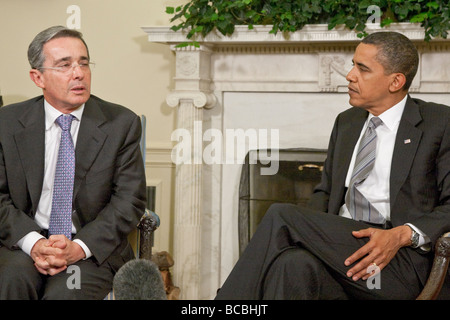 Präsident Barack Obama trifft sich mit Präsident Álvaro Uribe Velez von Columbia im Oval Office des weißen Hauses. Stockfoto