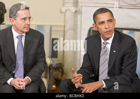 Präsident Barack Obama trifft sich mit Präsident Álvaro Uribe Velez von Columbia im Oval Office des weißen Hauses. Stockfoto