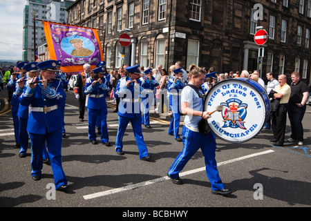 Weiblichen Mitglieder der Orange Lodge spielen in einer Querflöte und Trommel-Band aus Drumchapel Glasgow bei der jährlichen Orange Lodge Parade Stockfoto