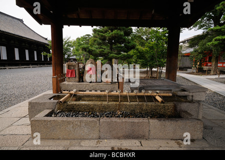 Reinigung Wasser für Gebete. Sanjusangen-Do buddhistische Tempelanlage. Higashiyama-Bezirk. Kyoto. Kansai. Japan Stockfoto