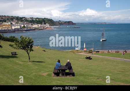 Segelboot verlassen Teignmouth Hafen, Anker, verankert, Herbst, Bucht, Boote, Küste, Devon, Dock, am Hafen, Ebbe, England, Fisch, Stockfoto