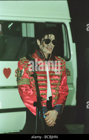 Michael Jackson sehen Sie hier nach Perforiming auf der Bühne in Sheffield 10. Juli 1997 Stockfoto