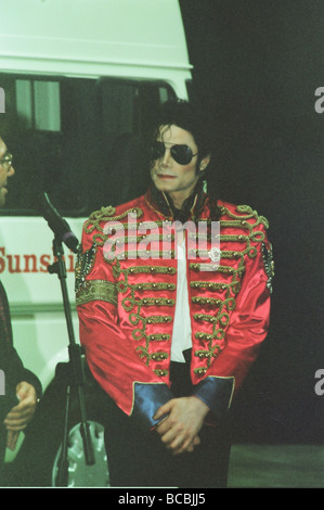 Michael Jackson sehen Sie hier nach Perforiming auf der Bühne in Sheffield 10. Juli 1997 Stockfoto