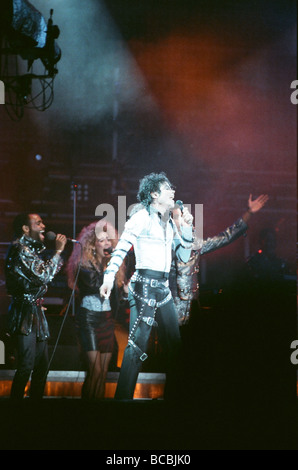 Michael Jackson hier nach Perforiming auf der Bühne im Wembley-Stadion zu sehen, während die schlechte Konzertreise 14. Juli 1997 Stockfoto