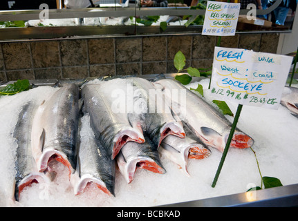 Lachs auf Verkauf an der Börse Granville, Granville Island, Vancouver, BC, Kanada Stockfoto