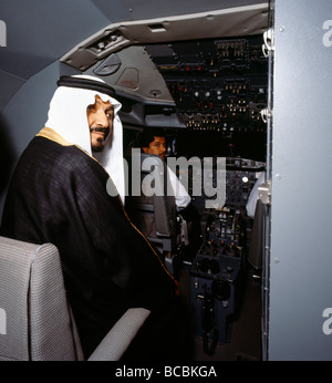 Saudi Arabien seine königliche Hoheit Prinz Sultan Bin Abdul Aziz im Flugzeug Cockpit & Piloten Stockfoto