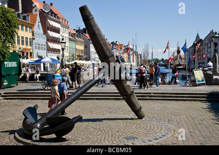 Die großen Anker in Nyhavn, Kopenhagen, zum Gedenken an die dänische Seeleute, die während des zweiten Weltkriegs gestorben Stockfoto