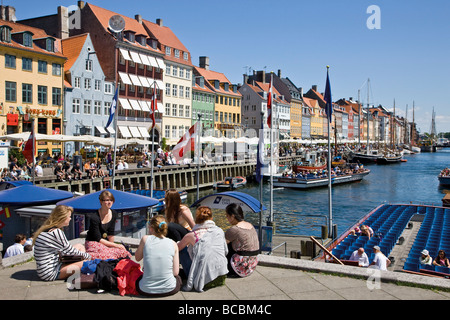 Touristen, die Entspannung in Nyhavn Kopenhagen Stockfoto