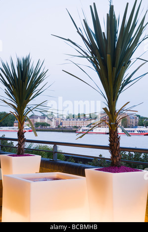 moderne Holzterrasse auf der Themse Stockfoto