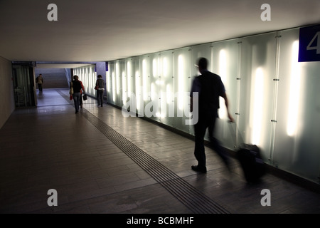 Reisende, die zu Fuß in die Unterführung des Bahnhofs Stockfoto