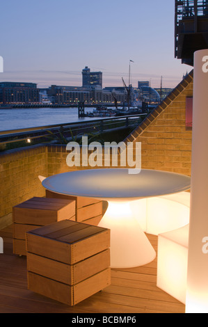 moderne Holzterrasse auf der Themse Stockfoto