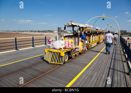 Promenade-Expresszug auf Southport Pier am sonnigen Tag Stockfoto