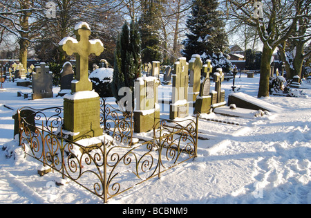 Reihe von Schnee bedeckten Grabsteinen in Het Oude Kerkhof in Roermond Niederlande Europa Stockfoto