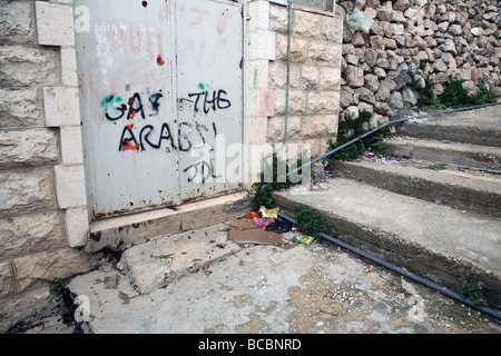 Rassistische Graffiti auf dem Tor eines palästinensischen Hauses in die israelische Kontrollbereich H2 von der palästinensischen Stadt Hebron. Stockfoto