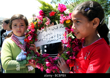 Palästinensische Mädchen hält einen Kranz bei einer Beerdigung in der West Bank Dorf von Bi'lin. Stockfoto