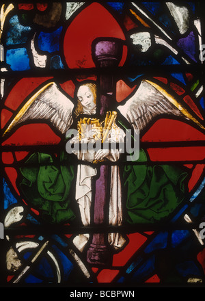 Herz Form Panel mit Engel tragen die Instrumente der Leidenschaft West Fenster Salisbury Kathedrale aus dem 16. Jahrhundert Stockfoto