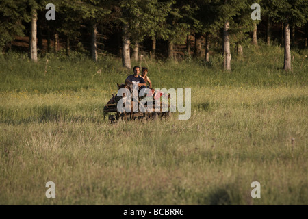 Familie Reiten traditionellen Pferdewagen geladen mit Heuernte in der Nähe von Samokov Bulgarien Osteuropa Stockfoto