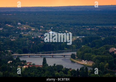 Die "Bellerive" Brücke am Fluss Allier, bei Sonnenuntergang (Vichy - Frankreich). Le Pont de Bellerive Sur 19.Jhd., En Fin de Journée. Stockfoto