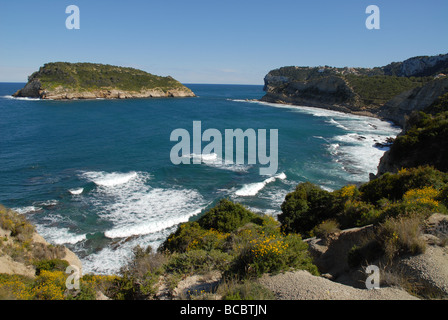 Blick entlang der Küste in Richtung Insel betauchen von Prim Cap, Javea / Xabia, Provinz Alicante, Comunidad Valenciana, Spanien Stockfoto