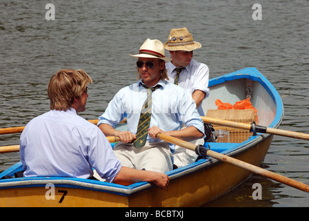 Junge Männer im Rudern Boot an der Henley Royal Regatta, Henley-on-Thames, Oxfordshire, England, UK Stockfoto