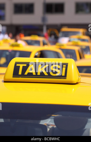 Istanbul-Türkei-Reihe von gelbes Taxi Cabs Taksi aufgereiht in der Innenstadt Stockfoto