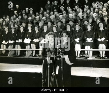 1944 kündigt OSCARS Greer Garson auf der linken Seite den Best Actress Award für Jennifer Jones für ihre Rolle in das Lied von Bernadette Stockfoto