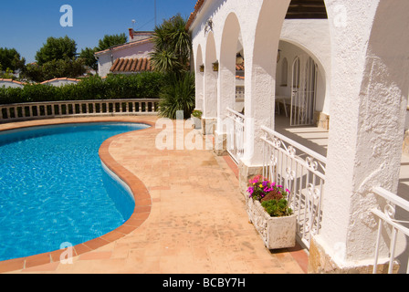 Blasse blaue Wasser des Pools im Innenhof der Villa am Empuriabravo Costa Brava Spanien Espana Stockfoto