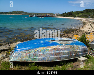 umgedrehten Boot am Strand Insel Scilly Tresco England Stockfoto