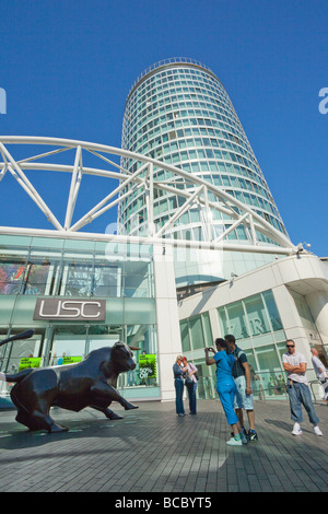 Stier im Bullring Shopping Centre mit Rotunde bauen Birmingham West Midlands England UK United Kingdom GB Großbritannien Briti Stockfoto