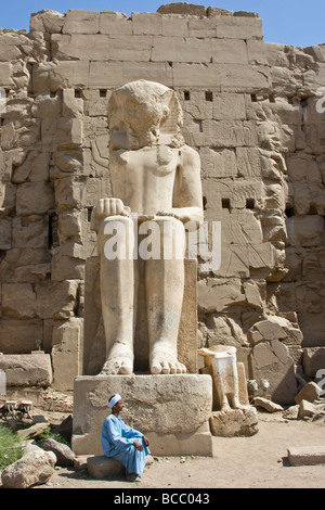 Statue von Ramses II. im Karnak-Tempel in Luxor, Ägypten Stockfoto