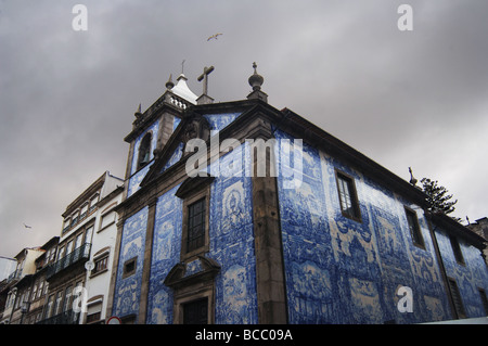 Ominöse Himmel über blaue und weiße Keramik gefliest Kirche in Porto Portugal Stockfoto