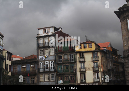 Häuserreihe in Porto, Portugal mit einer ominösen grauen Himmel im Hintergrund Stockfoto