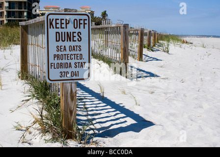 "Halten Sie aus Dünen" unterzeichnen am Strand von Cocoa Beach, Florida Stockfoto