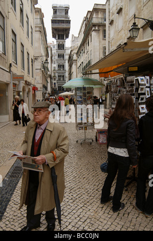 Ältere Mann sucht in Ablenkung auf Lissabon Portugal Straße Stockfoto