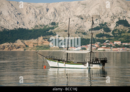 ein altes Segelboot auf dem Meer Stockfoto