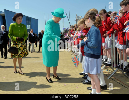 Königin Elizabeth II mit Schulkindern während ihres Besuchs in Weymouth und Portland Sailing Academy in Dorset Stockfoto