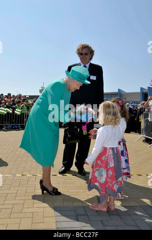 Königin Elizabeth II erhalten einen Blumenstrauß von einem Kind während ihres Besuchs in Weymouth und Portland Sailing Academy in Dorset Stockfoto