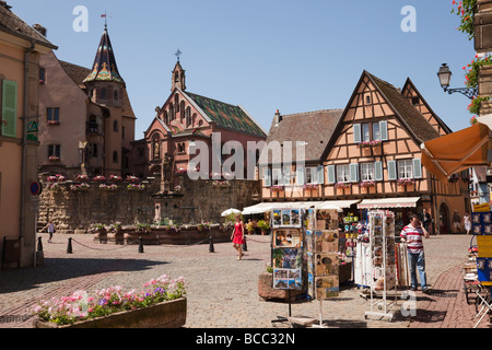 Touristenläden in Place du Chateau-Platz im mittelalterlichen Dorf an der Weinstraße. Eguisheim-Haut-Rhin-Elsass-Frankreich. Stockfoto