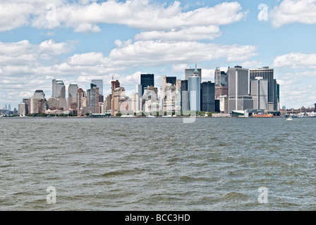 Blick auf untere Manhattan Skyline gesehen von einem New Yorker Wassertaxi Stockfoto