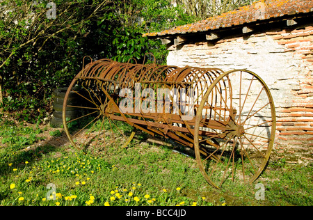 eine rostige alte Bauernhof Harke von einer Scheune in Frankreich Stockfoto