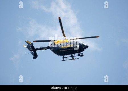 Metropolitan Polizei-Hubschrauber im Flug über London Stockfoto