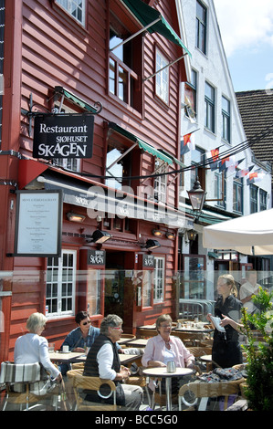 Gartenwirtschaft im Wharf Lager, Skagenkaien, Stavanger, Rogaland, Norwegen Stockfoto